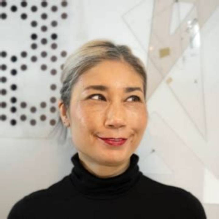 鉱物と宇宙が織りなす微光の小宇宙：洋画家・藤田真理の軌跡と芸術の真諦