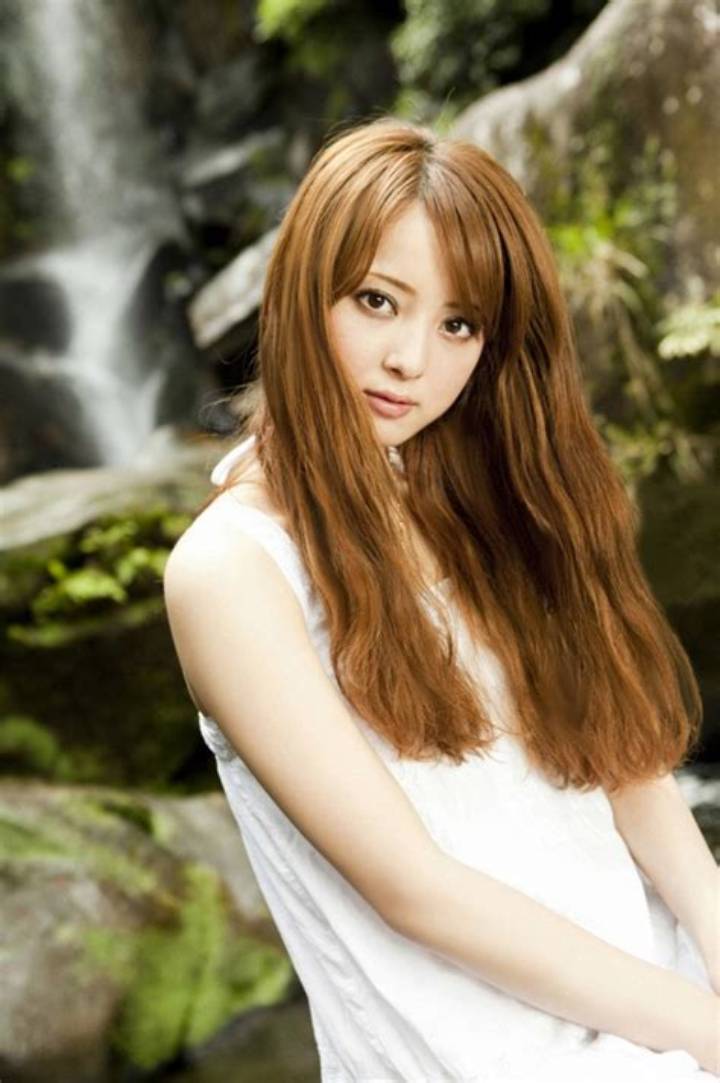 松木里菜の水着姿：グラビアから私服まで、その魅力を徹底解説