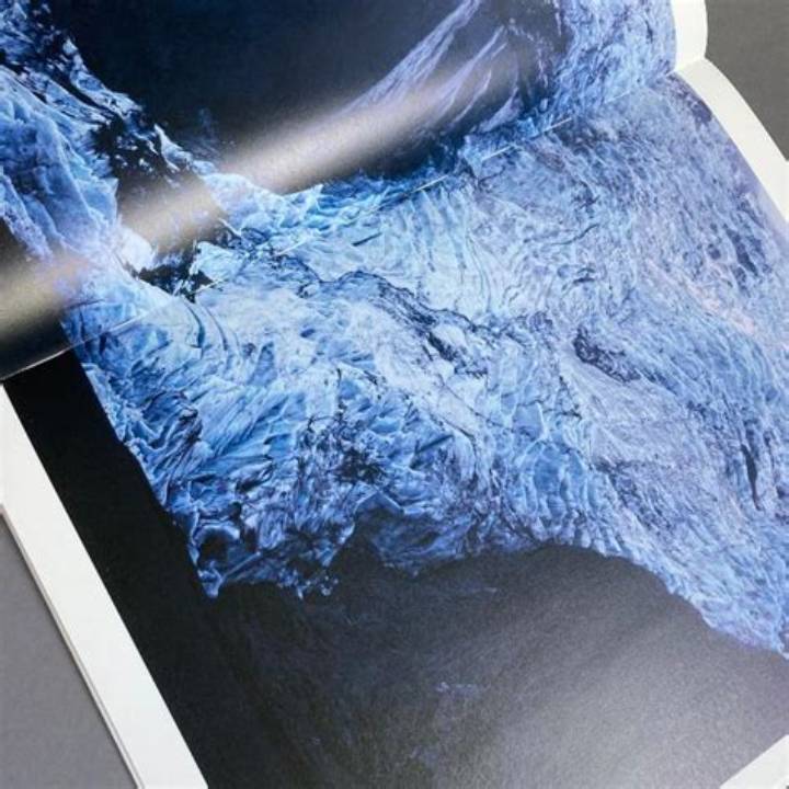 瀧本幹也の写真集が放つ静謐な光：自然と建築、レンズが捉えた美学の軌跡